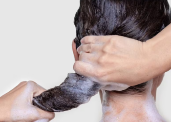 ¿El shampoo provoca caída del cabello? Dermatólogo revela la verdad detrás del mito