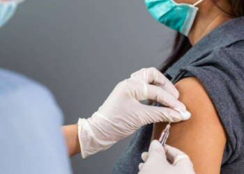 Inicia 15 de octubre vacunación contra influenza y covid-19