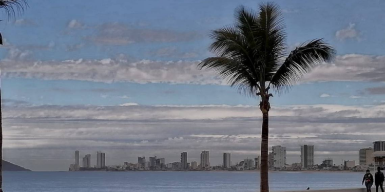 Jueves con nubes y claros; así como posible lluvia débil se pronostica en Mazatlán