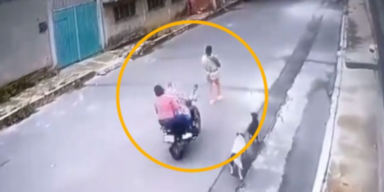 “¿Por qué no va por la banqueta?”, culpan a mujer que fue atropellada con su bebé por motociclistas en Chalco