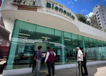 Muere abuelito en plena calle, esperaba que su esposa tramitara la Pensión Bienestar