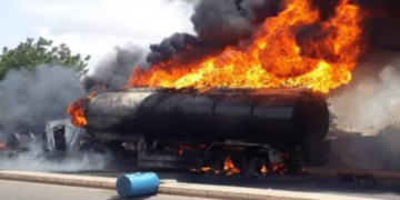 Hacían rapiña de gasolina en un camión accidentado y explotó, hay más de 100 muertos