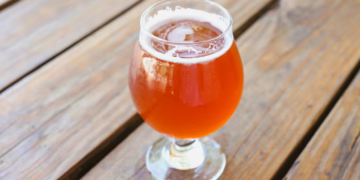 La edad en la que el alcohol comienza a afectar tu cerebro, según expertos médicos