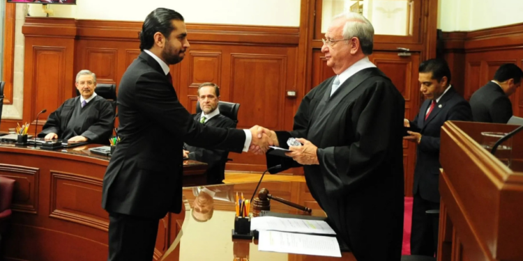 Magistrado Gómez Fierro, que frenó varias reformas a AMLO, presenta su renuncia al PJ