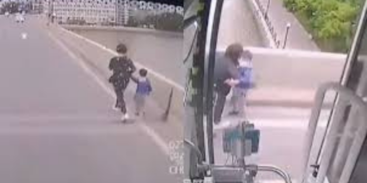 Chofer de autobús salva a niño, su mamá iba a arrojarse de un puente con él