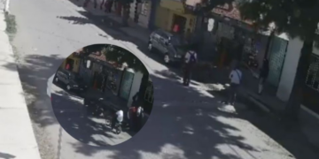 Joven del Cetis echaba carreritas en su moto y se estrella frente a un carro estacionado