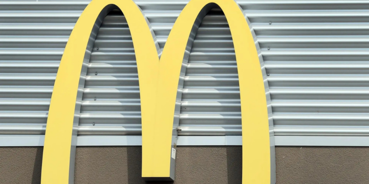 Se eleva a 75 el número de afectados por brote de E. coli en McDonald’s de EE.UU.