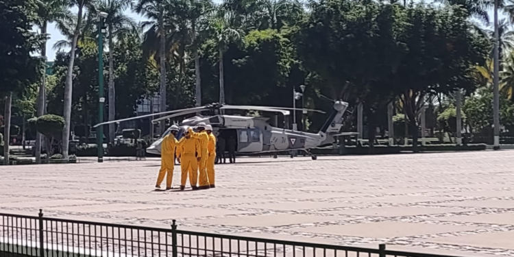 Con dos helicópteros, inicia instalación de exposición militar en Palacio de Gobierno