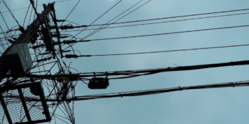 Hombre se electrocuta con cables de luz y queda colgando de un poste eléctrico