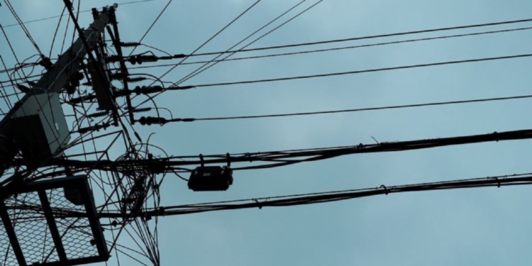 Hombre se electrocuta con cables de luz y queda colgando de un poste eléctrico