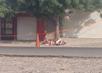 Encuentran el cuerpo sin vida de un hombre envuelto en lona publicitaria en Culiacán