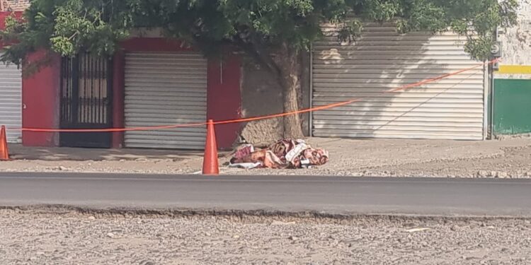 Encuentran el cuerpo sin vida de un hombre envuelto en lona publicitaria en Culiacán