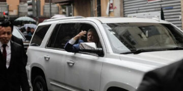 En camioneta, AMLO dejó Palacio Nacional entre gritos de despedida de sus simpatizantes