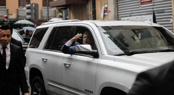 En camioneta, AMLO dejó Palacio Nacional entre gritos de despedida de sus simpatizantes