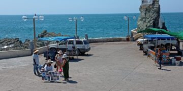Vendedores de playa buscan solución tras acercamiento con Semarnat