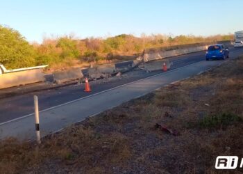 Intento de asalto en la autopista Mazatlán-Culiacán deja tráiler embancado