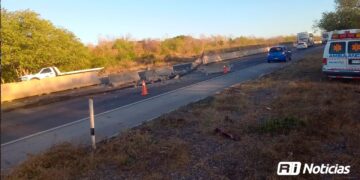 Intento de asalto en la autopista Mazatlán-Culiacán deja tráiler embancado