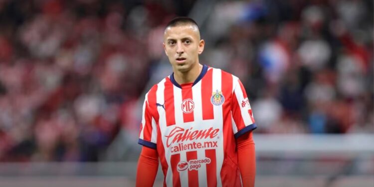 Roberto “El Dinamita” Alvarado, el nuevo apodo del jugador de Chivas tras la polémica del petardo