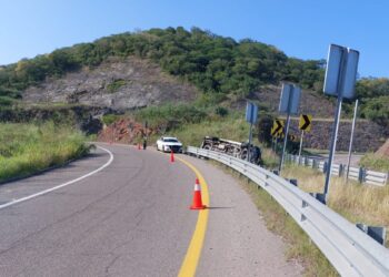 Camioneta vuelca en el entronque del Libramiento Mazatlán y México 15 al norte de la ciudad