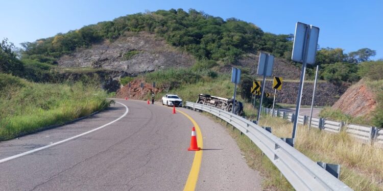 Camioneta vuelca en el entronque del Libramiento Mazatlán y México 15 al norte de la ciudad