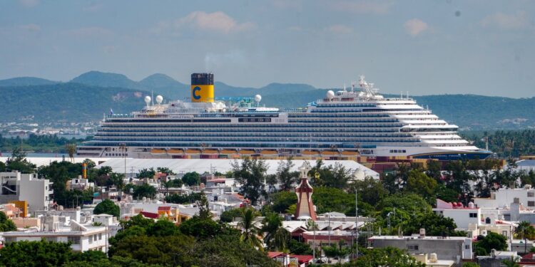 Mazatlán recibe al crucero “Carnival Firenze” con más de 4 mil 500 pasajeros