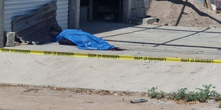 Trágico accidente en Navolato: Herrero pierde la vida al caer mientras instalaba tejaban