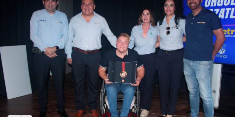 Entrega Grupo Petroil reconocimiento a la paralímpica Rosa María Guerrero