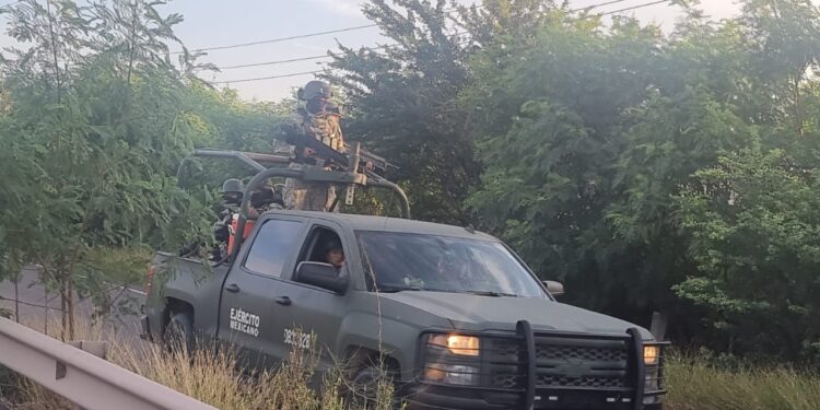 Bloqueos y vehículos calcinados en la sindicatura de Costa Rica, Culiacán