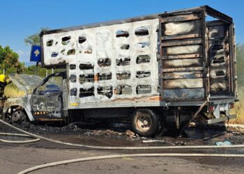Camión de muebles se incendia en plena vía en la colonia Santa Fe Culiacán