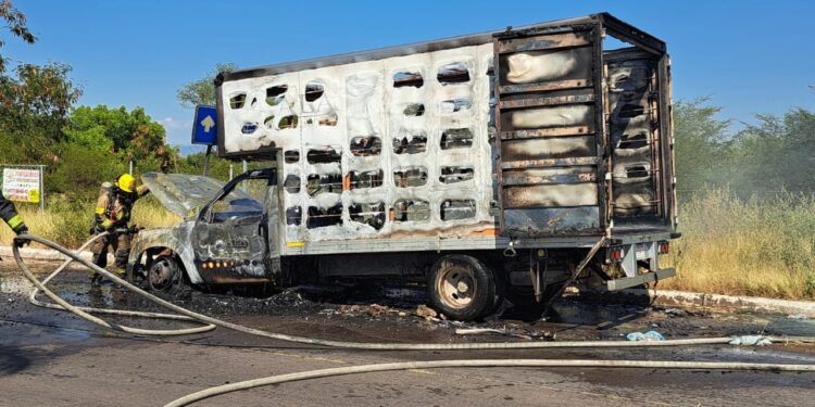 Camión de muebles se incendia en plena vía en la colonia Santa Fe Culiacán