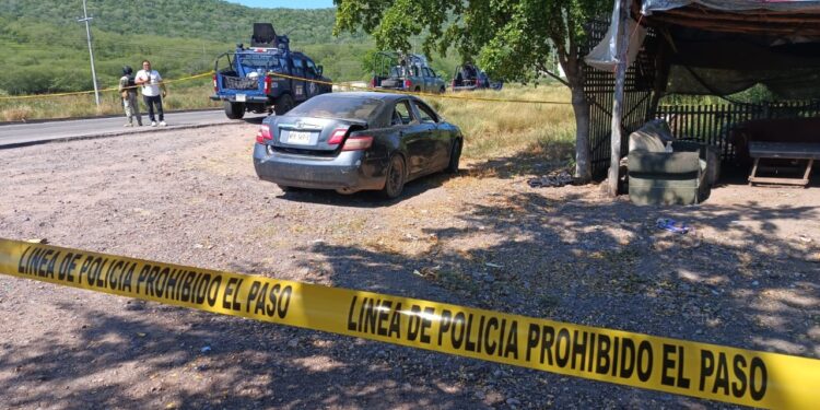 Encuentran dos cuerpos en vehículo abandonado al sur de Culiacán