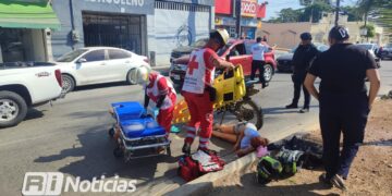 Motociclistas resultan lesionados al caer de motocicleta en la Gabriel Leyva