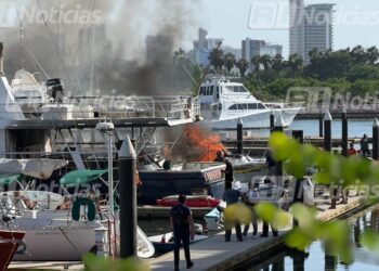 Se incendian dos embarcaciones en el muelle de la Marina en Mazatlán