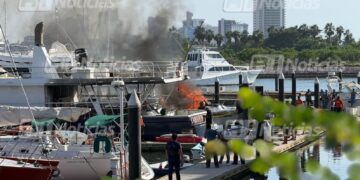 Se incendian dos embarcaciones en el muelle de la Marina en Mazatlán