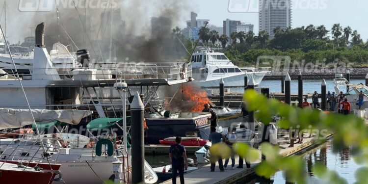 Se incendian dos embarcaciones en el muelle de la Marina en Mazatlán