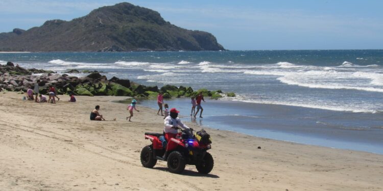 Elementos del Escuadrón Acuático brinda dos atenciones y pone a salvo a tres personas en acciones implementadas durante el fin de semana