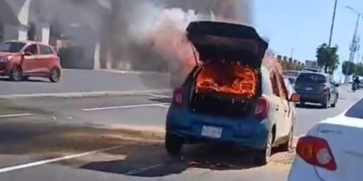 Se incendia vehículo cuando circulaba por el Fraccionamiento Montebello en Culiacán