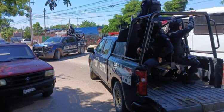 Sujetos armados con rifles de asalto despojan vehículo Cupra en Culiacán