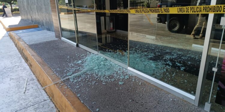 Delincuentes se roban un cajero automático de un casino en Culiacán