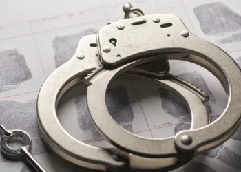 Detienen en Colombia a mexicana vinculada a banda dedicada a robar joyerías