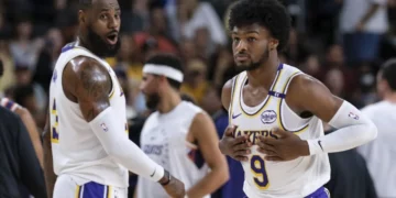 LeBron James y su hijo Bronny hacen historia al jugar juntos en la NBA en duelo de pretemporada