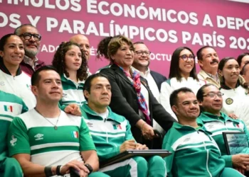 Hijo de AMLO se deja ver con Delfina Gómez en evento de entrega de apoyos de gobierno