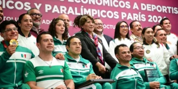 Hijo de AMLO se deja ver con Delfina Gómez en evento de entrega de apoyos de gobierno