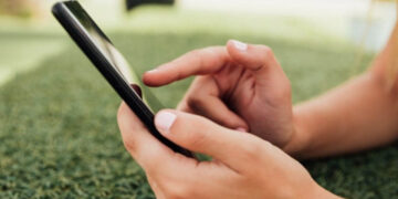 Mujer regresa un iPhone que encontró tirado en la calle y termina detenida por secuestro