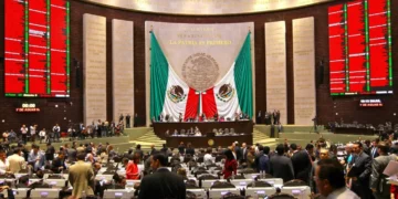 Cámara de Diputados aprueba reforma que obliga a patrones a proveer asientos con respaldo