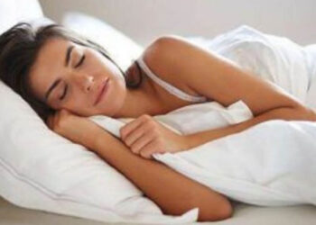 Toma asiento antes de conocer el significado de dormir con las muñecas dobladas