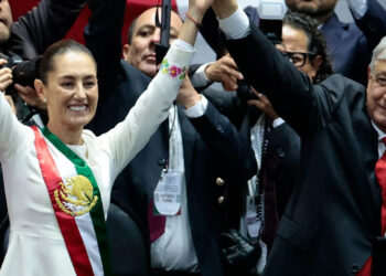 Sheinbaum critica a quienes le piden “pintar su raya” de López Obrador