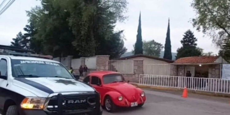 Apuñalan a alumna de secundaria tras riña con su compañera, padres de familia denuncian bullying en Hidalgo