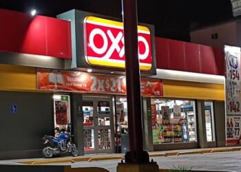 Sujetos roban un OXXO en Culiacán; los delincuentes son detenidos