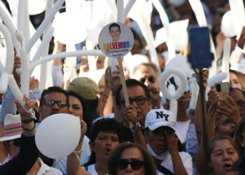 Miles de personas marchan en Chilpancingo para exigir justicia por el asesinato del alcalde Alejandro Arcos